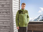 Mann trägt eine grüne Fleecejacke mit Stehkragen.