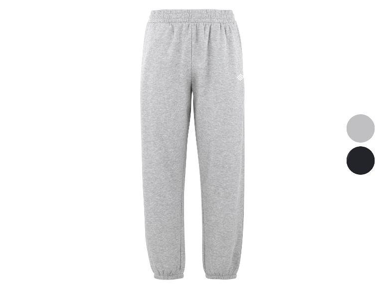 Graue Jogginghose mit weißem Logo, erhältlich in Grau und Schwarz.