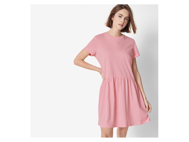 Hellrosa Kleid, lässiger Stil.
