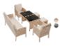 Rattan-Gartenmöbelset mit Sofa, zwei Sesseln, Tisch und zwei Hockern, in Beige.