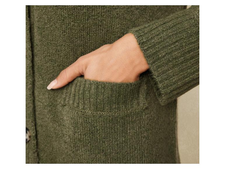 Nahaufnahme eines grünen Strickpullovers mit einer Tasche