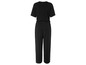 Ein schwarzer Jumpsuit mit kurzen Ärmeln.