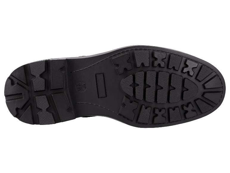 Schwarze Stiefelsohle mit robustem Profilmuster.