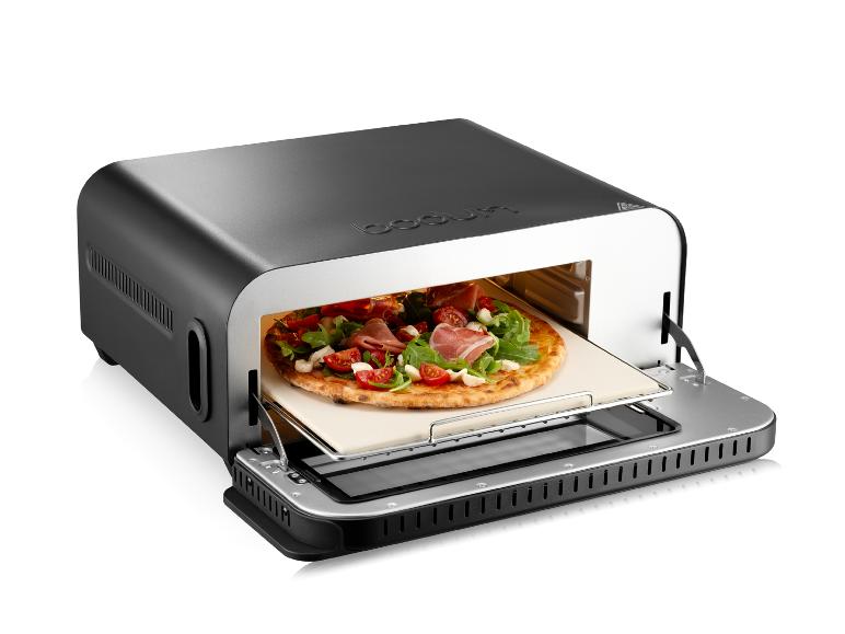 Schwarzer Pizzaofen mit einer frischen Pizza auf einem Stein, bereit zum Backen.