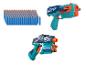Zwei Spielzeugblaster in Blau, Orange und Türkis, mit einem Stapel blauer und orangefarbener Schaumstoffpfeile.