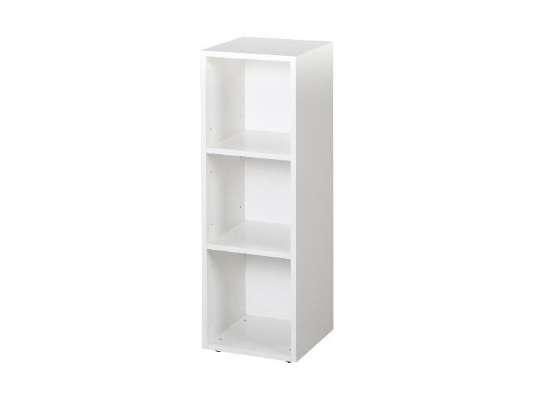 Weißes Bücherregal mit drei Fächern, auf weißem Hintergrund.