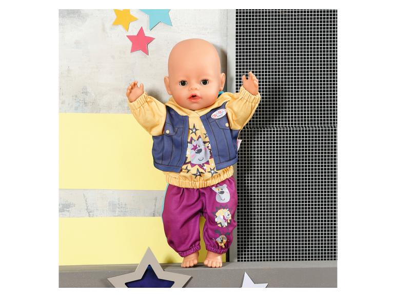 BABY born Puppe in gelbem Oberteil, blauer Weste und lila Hose mit Tiermotiven.