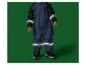 Kind in einem marineblauen wasserdichten Overall mit reflektierenden Streifen und schwarzen Turnschuhen.