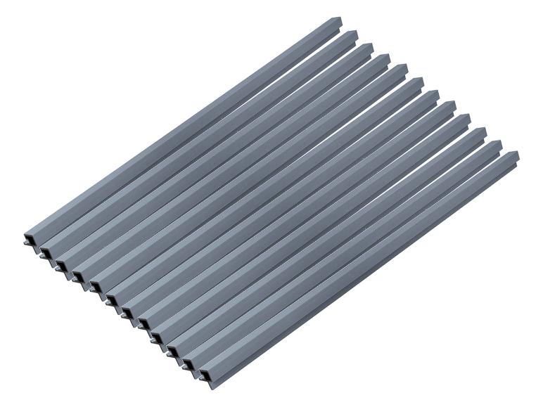 Eine Reihe grauer, rechteckiger Aluminiumprofile mit hohlem quadratischem Querschnitt.