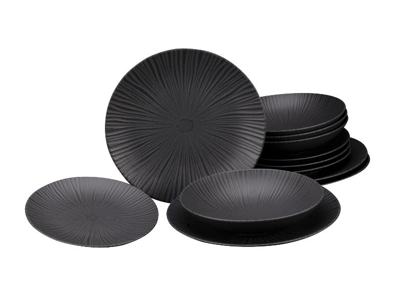 Schwarzes Geschirrset mit strukturierten Tellern und Schalen.