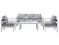 Modernes Outdoor-Möbelset mit Sofa, zwei Sesseln und Couchtisch, hellgrau.