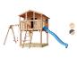 Holzspielhaus mit blauer Rutsche, roten Schaukeln und Sandkasten.