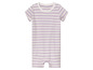 Ein gestreiftes Baby-Bodysuit in Lila und Weiß.