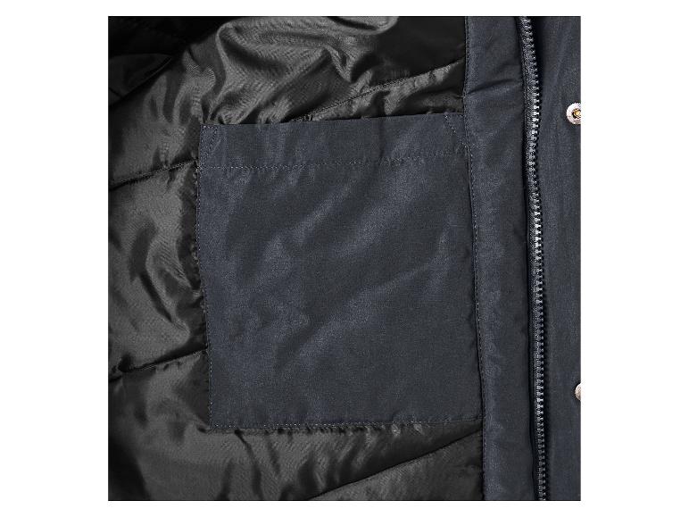 Innentasche einer schwarzen Jacke mit Reißverschluss und Futter.