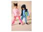 Kinder in rosa und blauen Trainingsanzügen mit Pufferwesten und Leuchtschuhen.