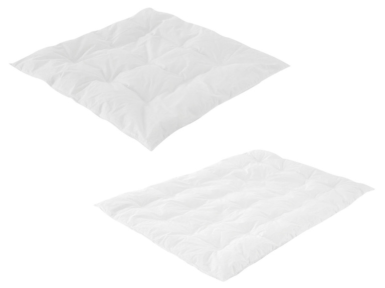 Zwei weiße Bettdecken, eine gefaltet und eine flach.