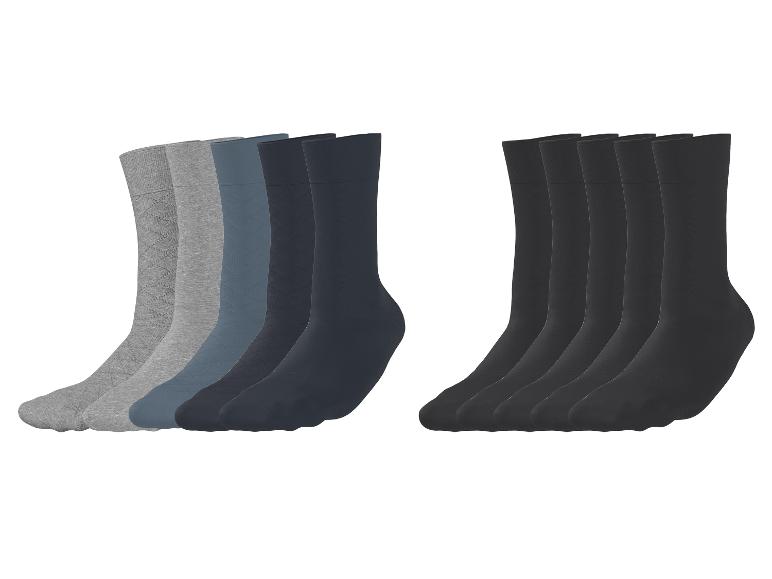 Socken-Set in Grau-, Blau- und Schwarztönen, teilweise gemustert.