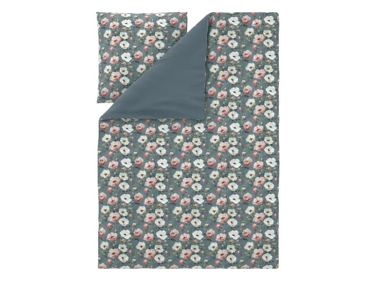 Bettwäsche-Set mit rosa und weißem Blumenmuster auf blaugrünem Hintergrund.