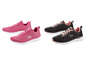 Zwei Paar WellWalk Sneaker, eins rosa und eins schwarz mit Leopardenmuster.