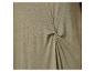Detail eines olivgrünen Stoffes, der eine weiche Textur und einen eleganten Fall zeigt.