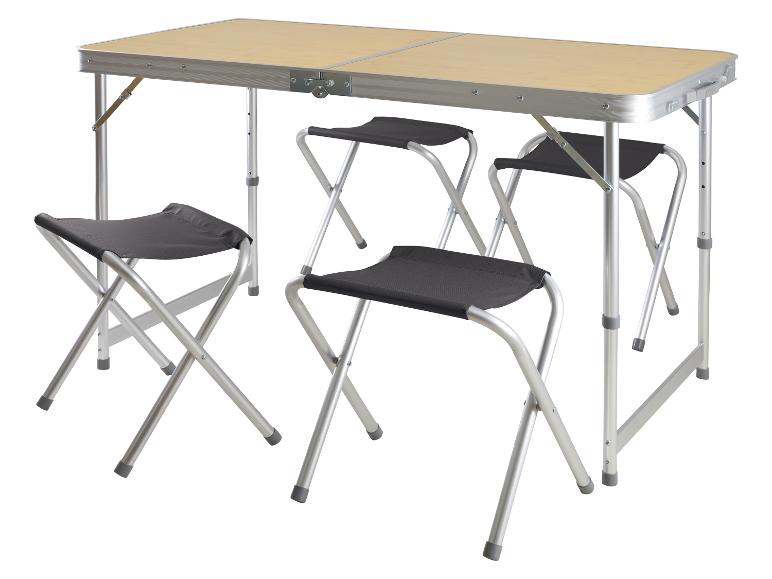 Klappbarer Campingtisch mit vier Hockern, hellem Holz und Aluminium.