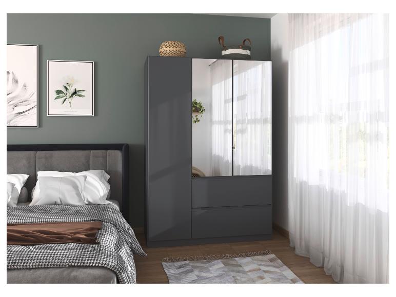 Dunkelgrauer Kleiderschrank mit Spiegeltüren in einem Schlafzimmer mit Bett und weißen Vorhängen.