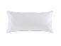 Rechteckiges weißes Kissen mit Paspelierung, auf weißem Hintergrund.