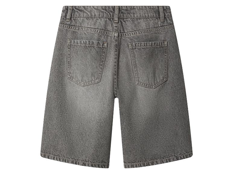 Graue Jeans-Shorts mit Gesäßtaschen, von hinten gesehen.