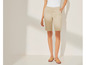 Beige Shorts und Riemensandalen