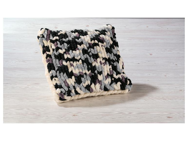 Handgestricktes Kissen in Grau, Schwarz und Creme.