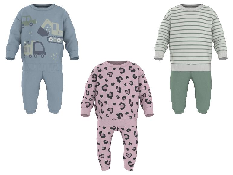 Drei Kinder-Pyjama-Sets: blau mit Baufahrzeugen, rosa Leopardenmuster und weiß/grün gestreift.