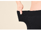 Frau in zu großen schwarzen Leggings, die Gewichtsverlust symbolisieren.