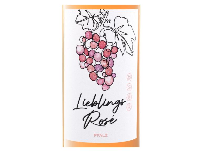 Roséweinflasche mit Etikett, das eine Weintraube und den Text „Lieblings Rosé Pfalz“ zeigt.