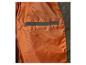 Innenfutter der Jacke in Orange mit einer dunkelgrauen Tasche.