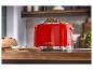Roter Retro-Toaster mit Brotscheiben auf einer Holztheke, mit „1973“ geprägt.