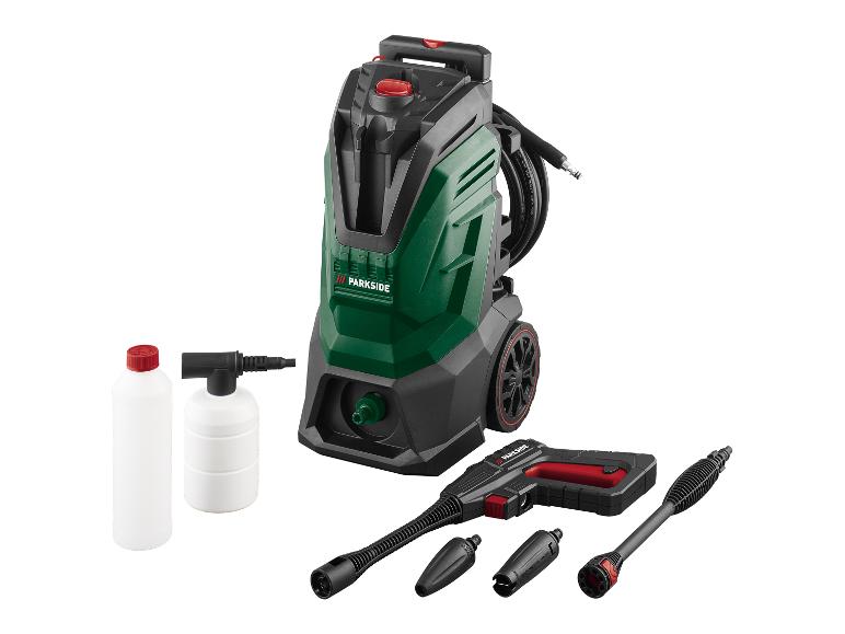 Hochdruckreiniger mit Spritzpistole, Düsen und Reinigerflaschen.