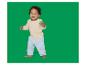 Lächelndes Baby in beigem und blauem Pyjama, hält grüne Bauklötze.