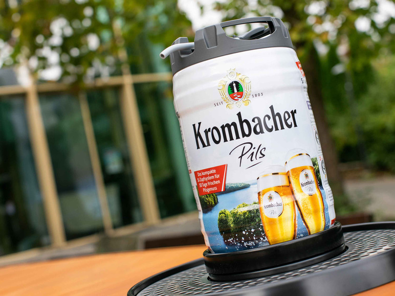 Ein 5-Liter-Fass Krombacher Pils auf einem Zapfhahn.