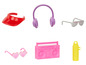 Eine Barbie Boombox, Sonnenbrille, Mütze, Wasserflasche und Kopfhörer.