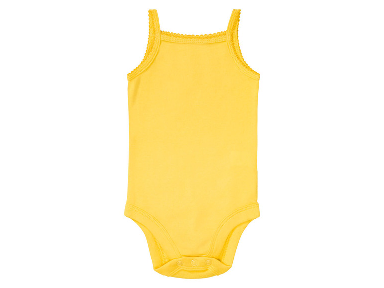Ein gelber Strampler mit Spitzenrand.