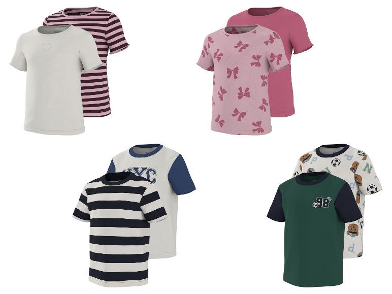 Kurzarm-T-Shirts für Kinder: zwei mit Schleifenmuster, eines gestreift und eines mit der Nummer 98.