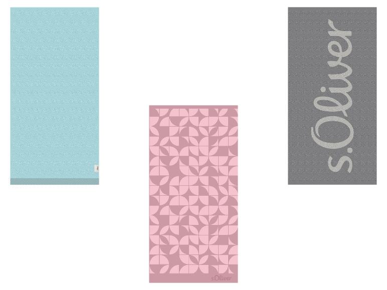 Drei Handtücher: hellblau, rosa mit geometrischem Muster und grau mit „s.Oliver“-Schriftzug.