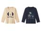Zwei langärmelige Shirts für Kinder: ein beiges mit einem Hund und dem Text 'Bester Freund', und ein dunkelblaues mit einem Traktor und dem Text 'Traktorabenteuer'.