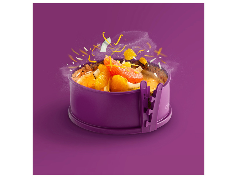 Eine violette Tortenform mit einer Füllung aus Zitrusfrüchten.