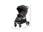 Schwarzer Kinderwagen mit braunen Akzenten und Maßen: 106 cm Höhe, 95 cm Länge, 57 cm Breite.