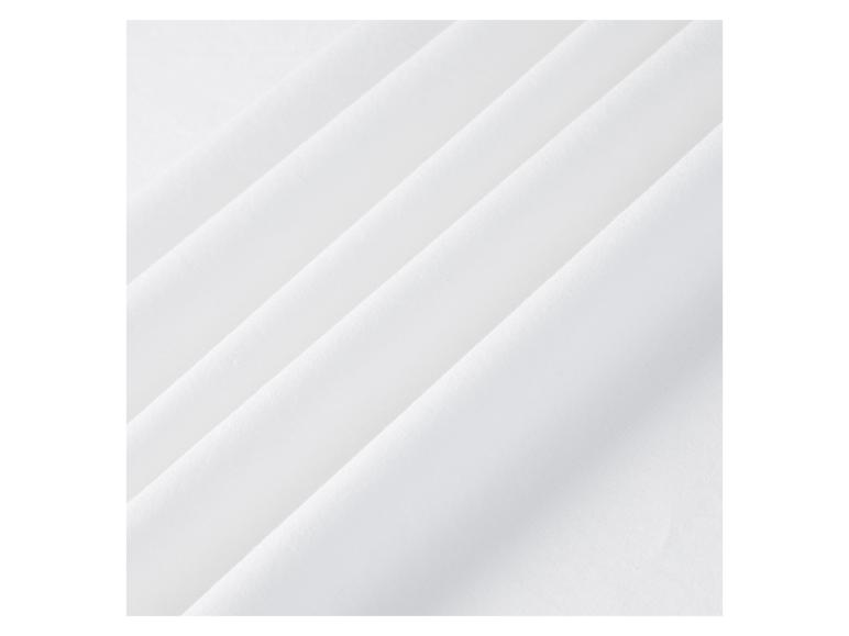 Weißer Stoff mit weicher Textur.