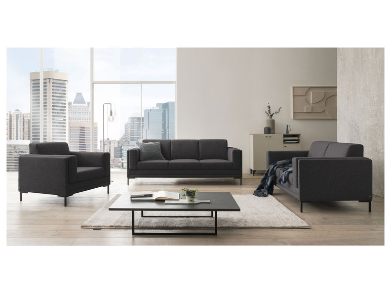 Zwei graue Sofas und ein Couchtisch in einer modernen Wohnung.