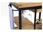 Ein Holz-Barwagen mit Glashalter und Handtuch.