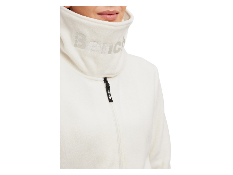 Ein weißer Fleece-Pullover mit Reißverschluss von Bench.