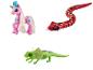 Ein rosa Einhorn, eine rote Schlange und ein grüner Leguan, Spielzeugtiere.